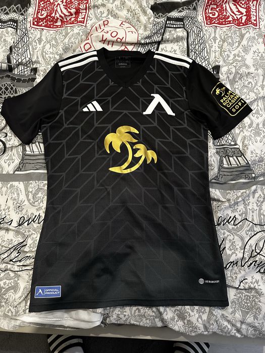 Тениски на Ливърпул и Левски