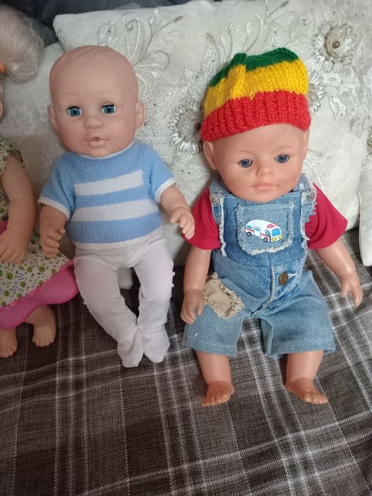 Куклы разные, все в красивой одежде и трусиках
