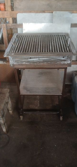 Gratar  rezistent cu roți