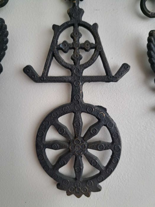 Cruce bizantină
Suport de lumânare din alamă și bronz
Patinat vintage