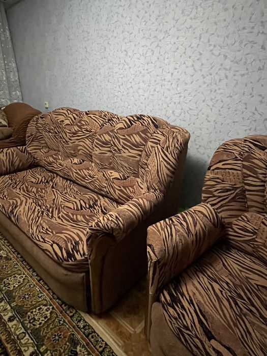 Продам диван с двумя креслами