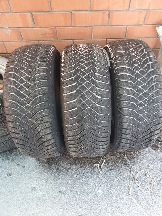 Продам шины б/у состояние среднее