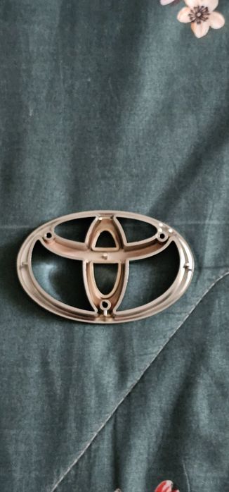 Продам значок Toyota