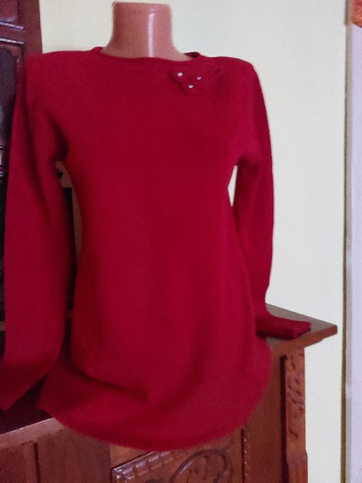 Pulover festiv - cu 3 trandafiri din acelasi material pe umarul stang