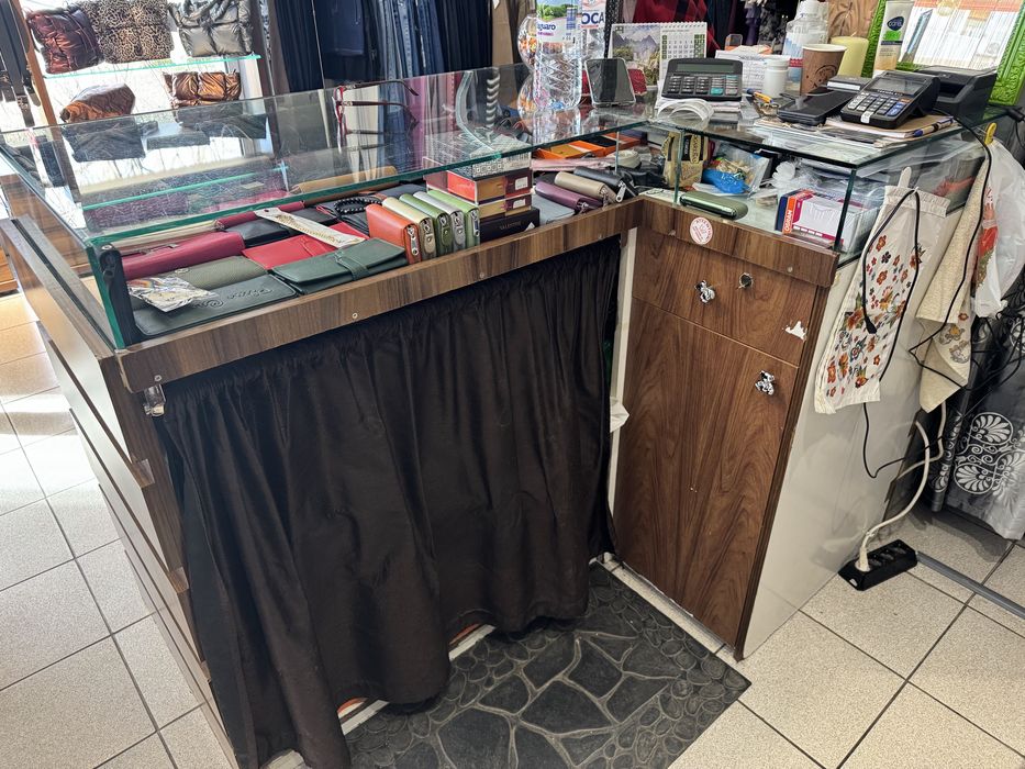 Г-образен магазинен щанд / бюро с витрина – за бутик или магазин