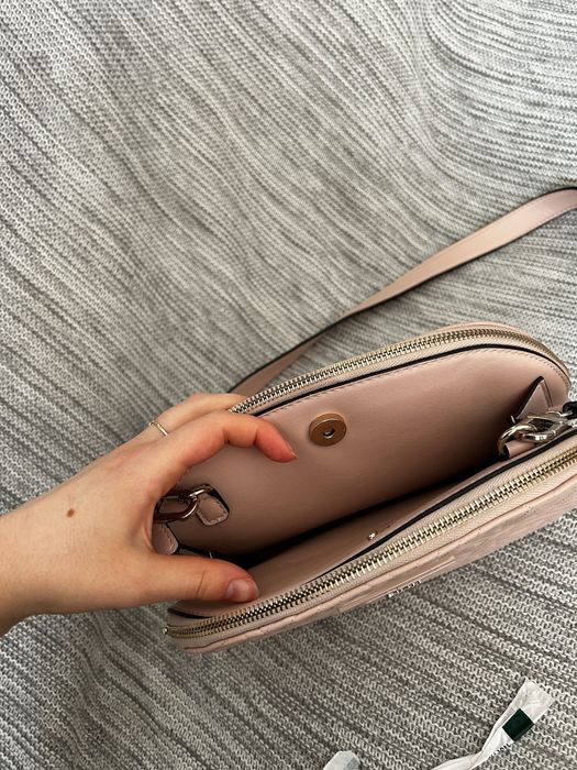 Розова дамска чанта Guess