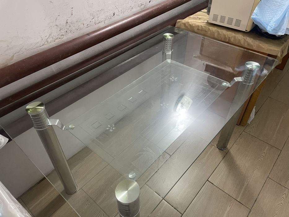 Стеклянный стол