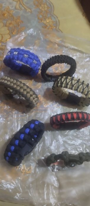 Браслеты самодельные.