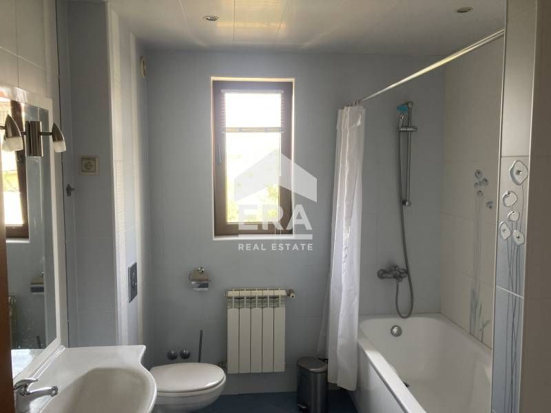 Двуетажна обзаведена къща в село Здравец област Варна