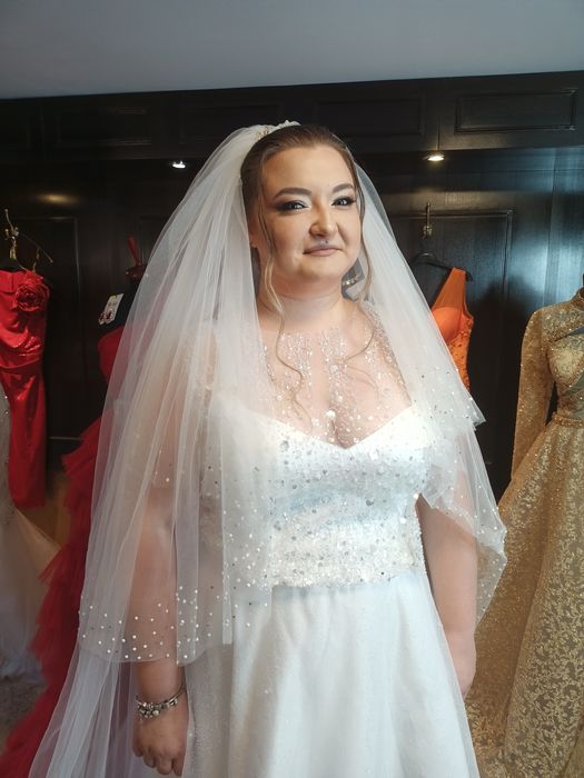 Rochie mireasa + voal lung cu perle