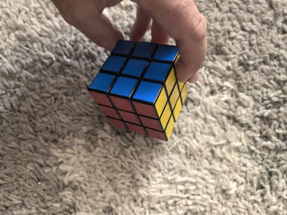 Кубче Рубик със стойка