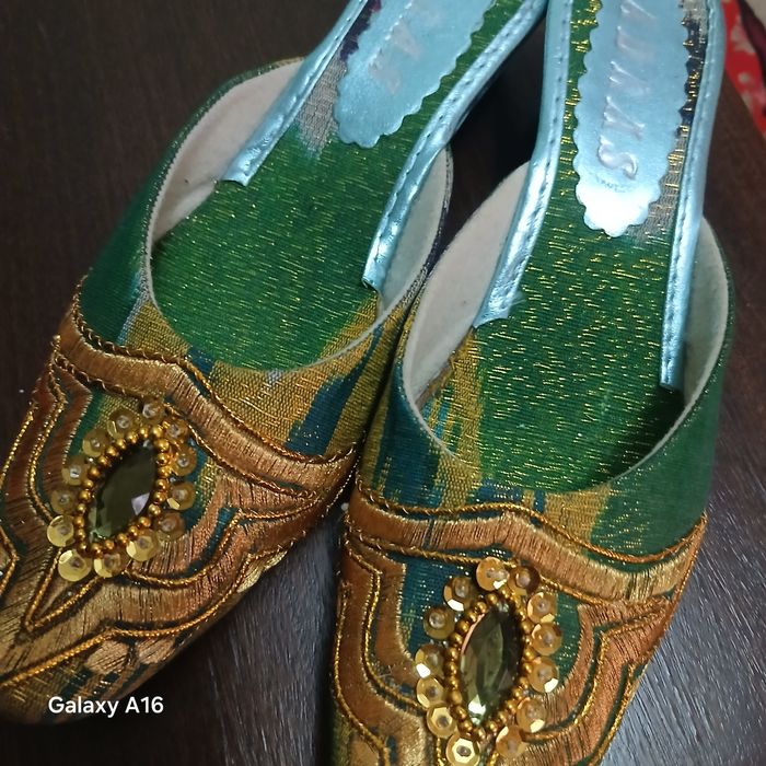 Komplekt troyka adrass  sotladi .