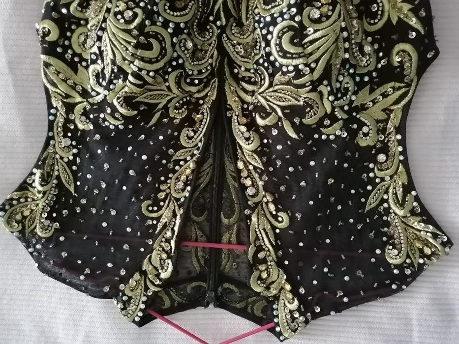 Платье вечернее с камнями черное