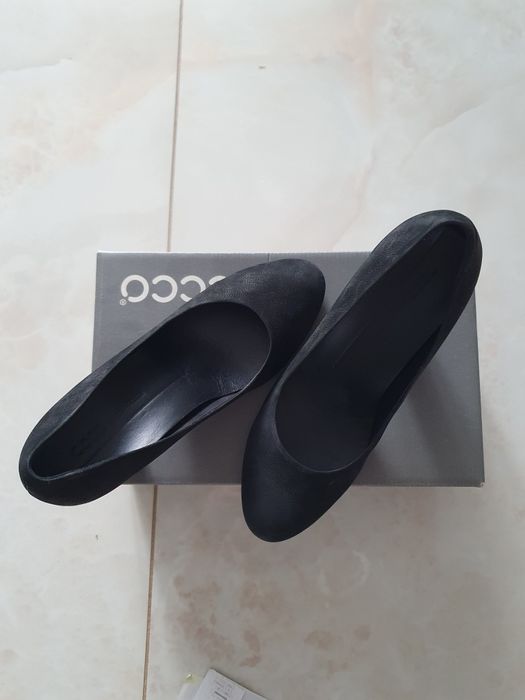 Vand pantofi cu toc negru Ecco marimea 39 aproape noi