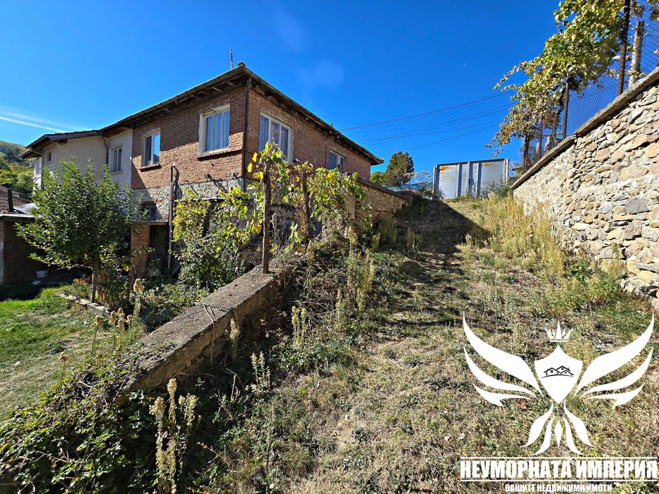 Продавам двуетажна къща 195РЗП с широк двор 1020кв. в с.Тополово