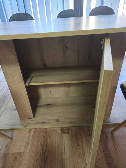 Маса със столове