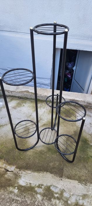 Поставка за цветя черна