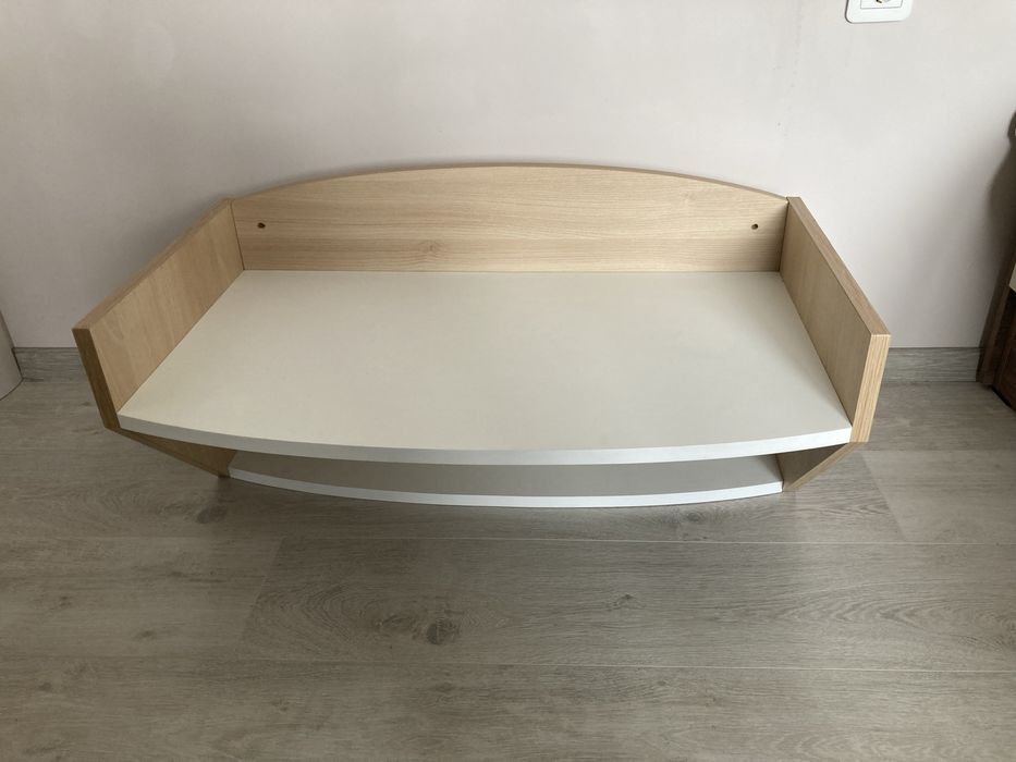 Етажерка и Картина