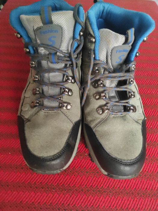 Adidași  foarte practici comozi și rezistenți.
Numarul 41.