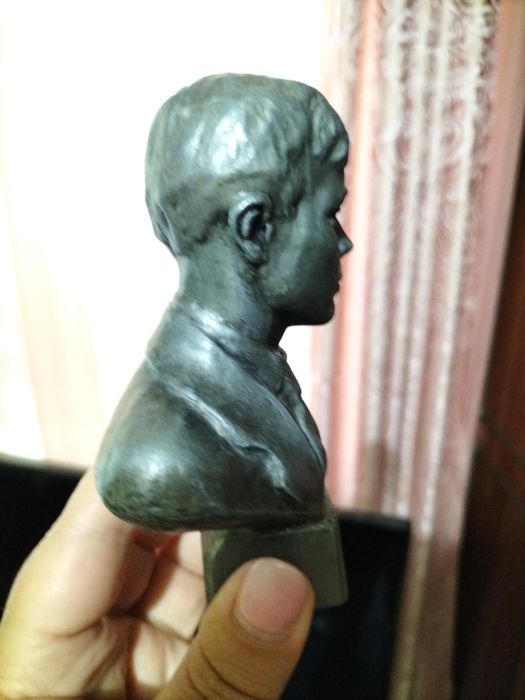 Фарфоровая статуэтка