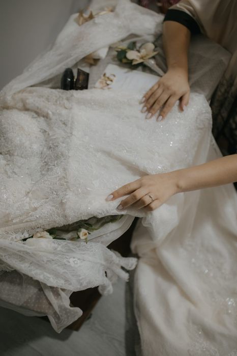 Rochie de mireasa tip sirena cu dantela voal inclus in preț.