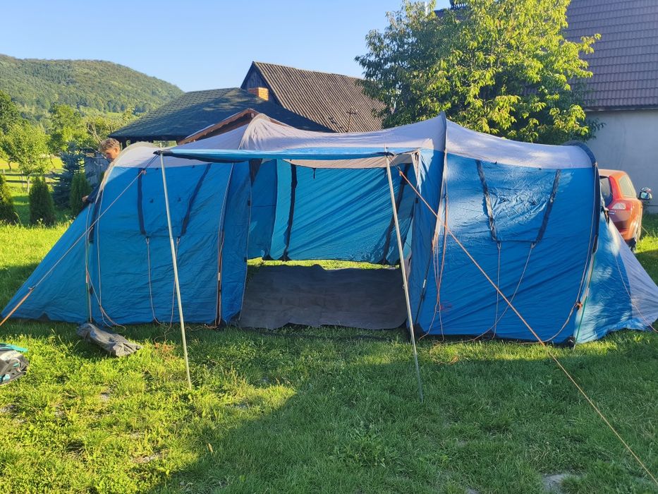 Cort pentru opt persoane