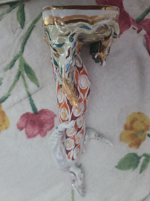 Статуэтка фарфоровая