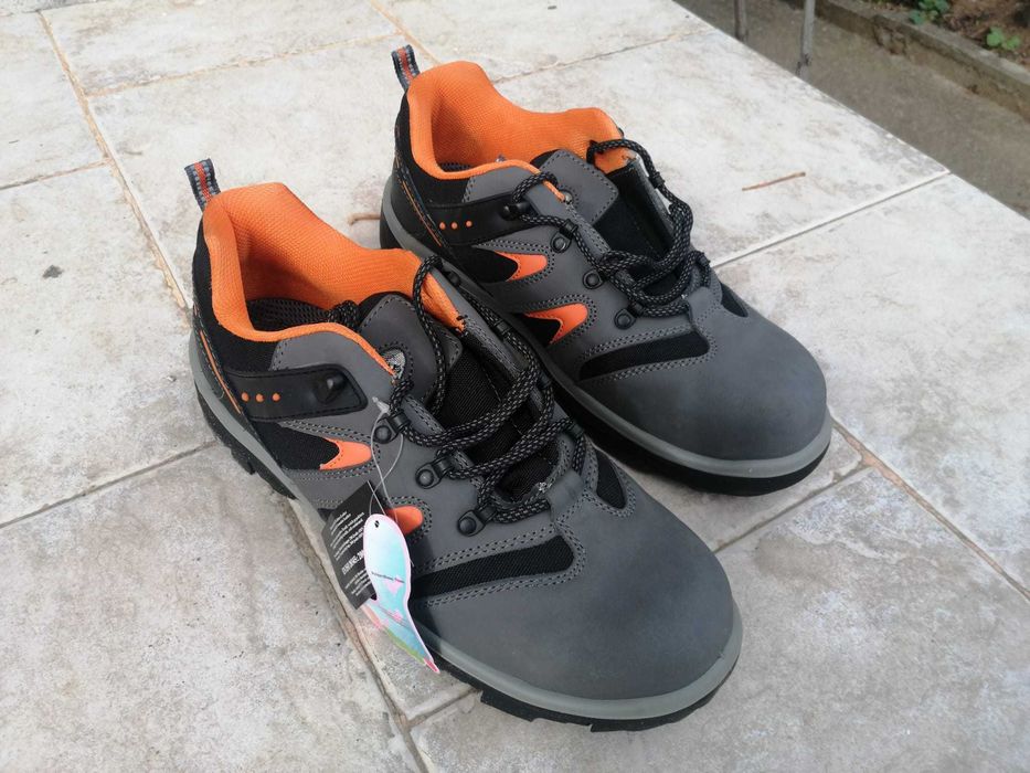 Продавам нови работни обувки, с бомбе. 45 номер