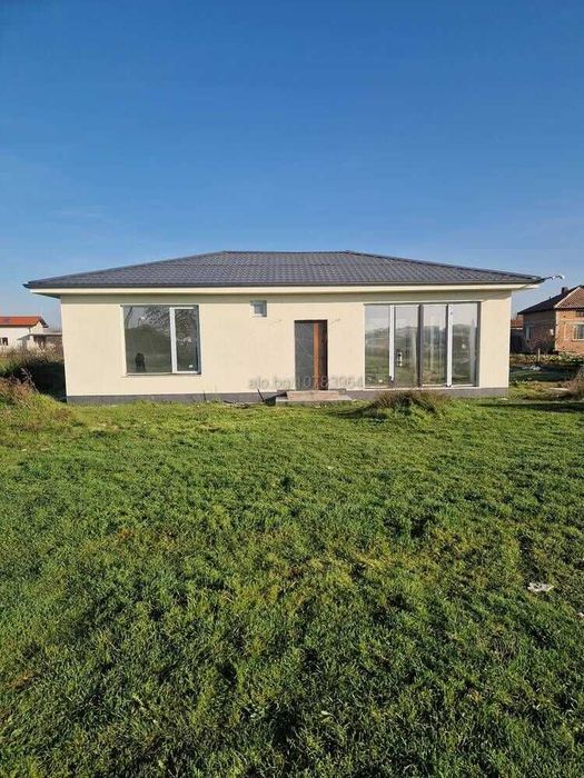 Едноетажна къща в Стряма