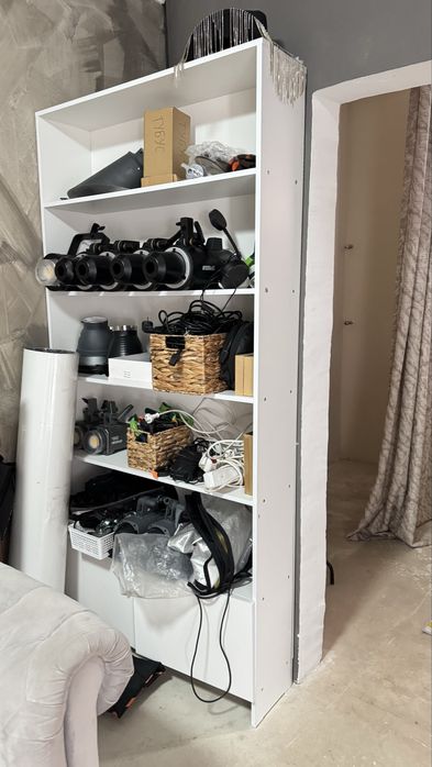 Полки, шкафы, ресепшен