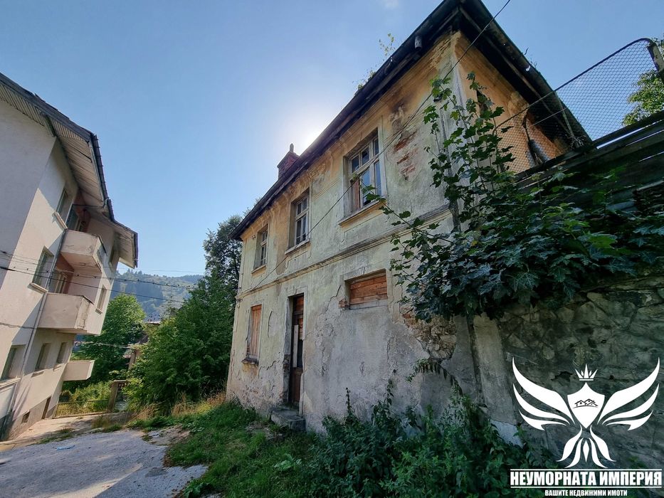 Продавам жилищна сграда 243РЗП с двор 480кв. в гр.Чепеларе,обл.Смолян