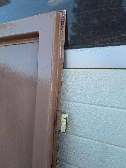 Масивна метална врата с брава и каса