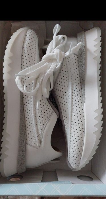 Кроссовки женские