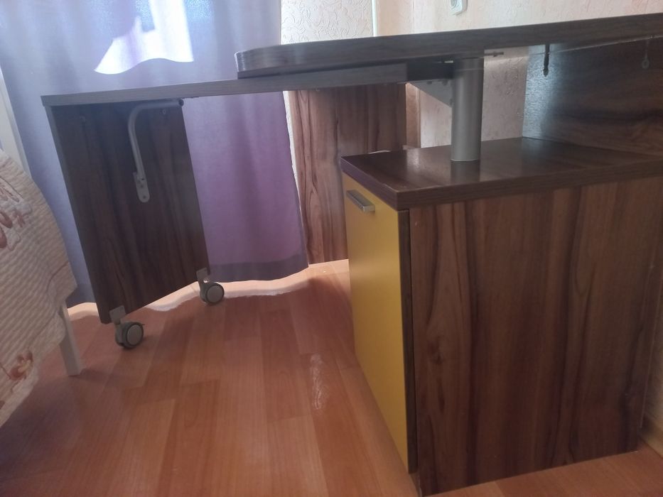 Шкаф в спальню либо прихожую