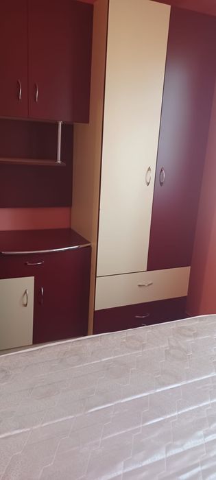 PROPRIETAR, inchiriez apartament 2 camere, situat in Bistrita, zona cinema Dacia. Imobilul se afla la etajul 4 al unui bloc cu 4 etaje, izolat termic