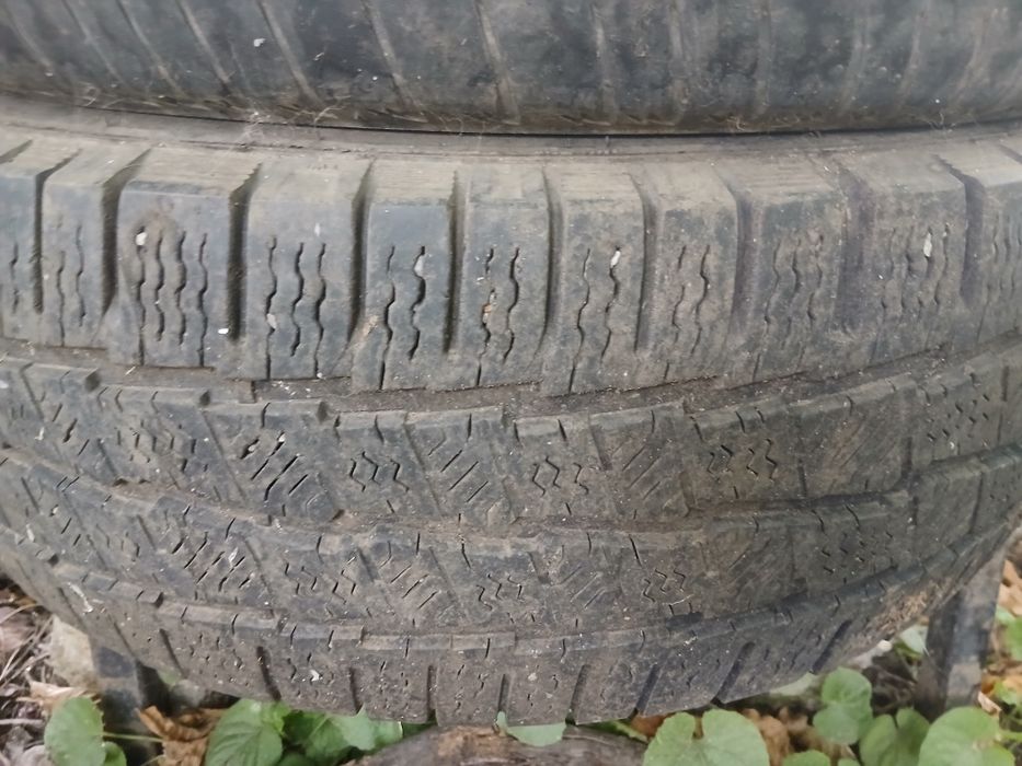 Vând anvelope iarna 225/70/15C