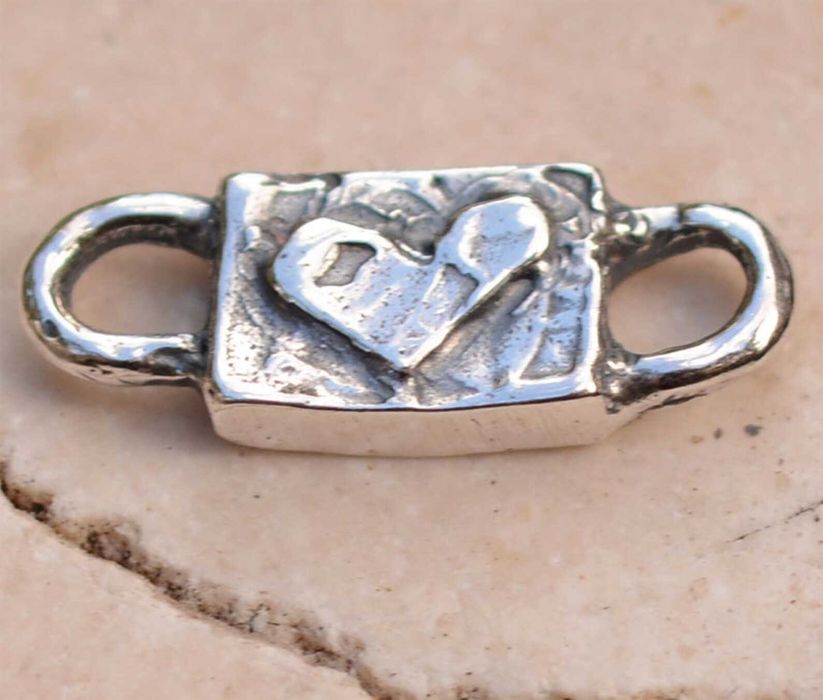 Сребърен свързващ елемент 925 сърце – рустик стил, талисман за любов.