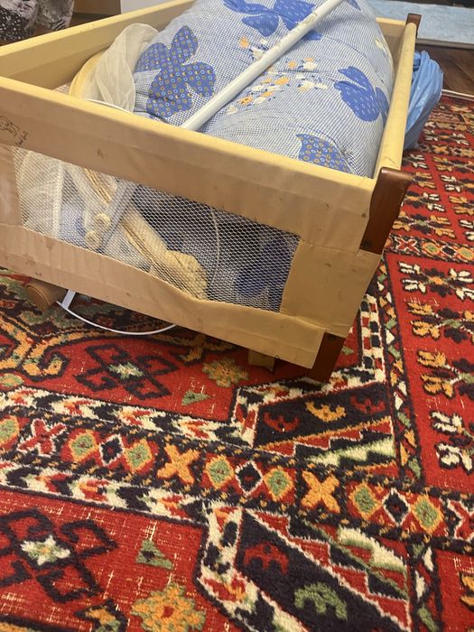 детская кроватка.