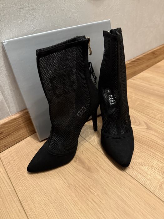 Елегантни дамски боти на ток