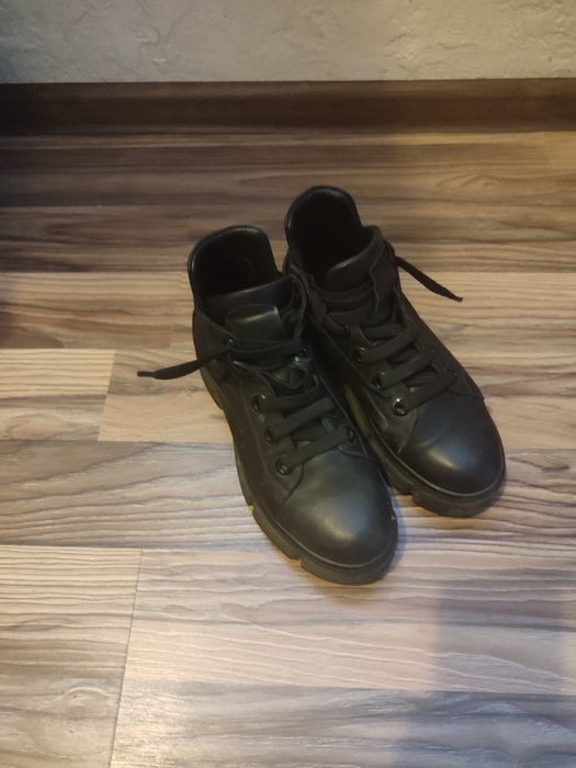 Женская обувь ботинка.