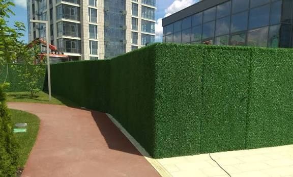 Декоративное ограждение-зеленый забор из искусственной травы