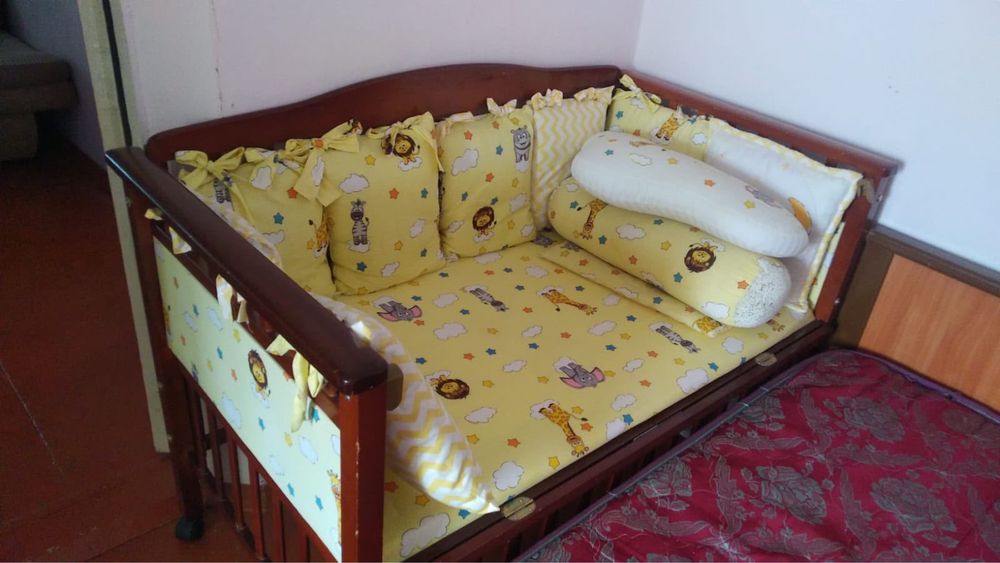 Детская кровать из красного дерева