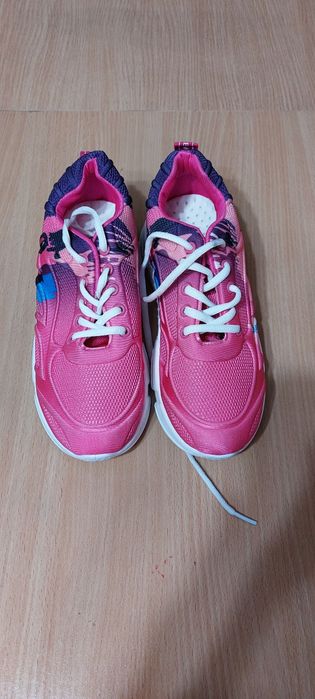 Продам новые кроссовки