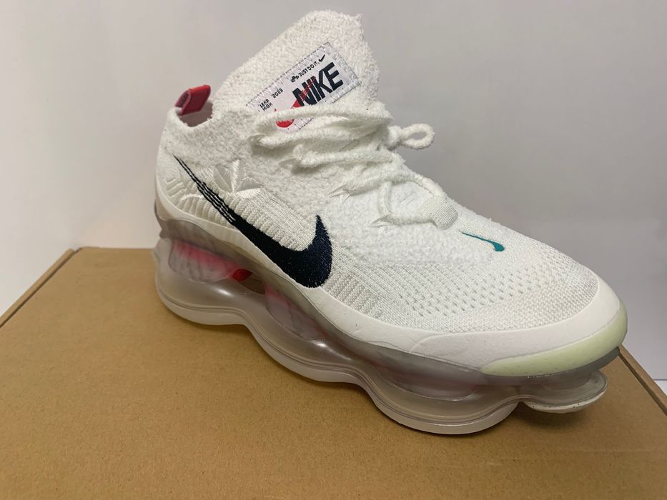 Нови дамски маратонки Nike Air Scorpion flyknit white налични 39 номер