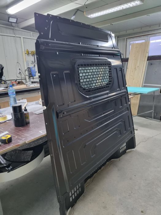 Преграда VW Crafter II ( 2017+ ) със стъкло и решетка