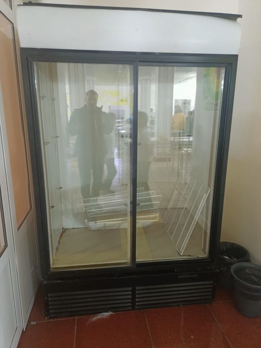 Профессиональный холодильник

Продаётся