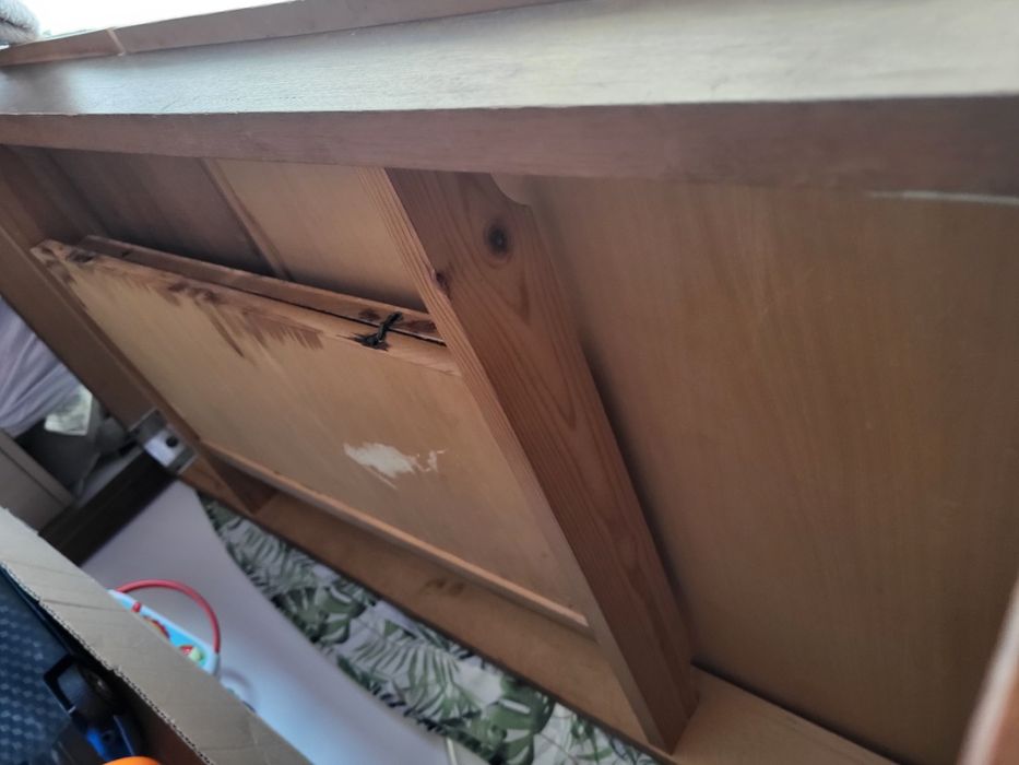 Масичка за телевизор и дървена маса