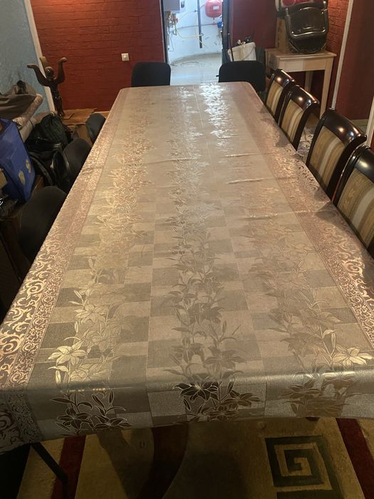 Стол коричневый.