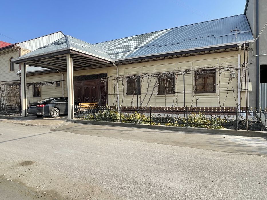 Тез ховли сотилади. 8 соток, 3 комплект уй, 10 та хона