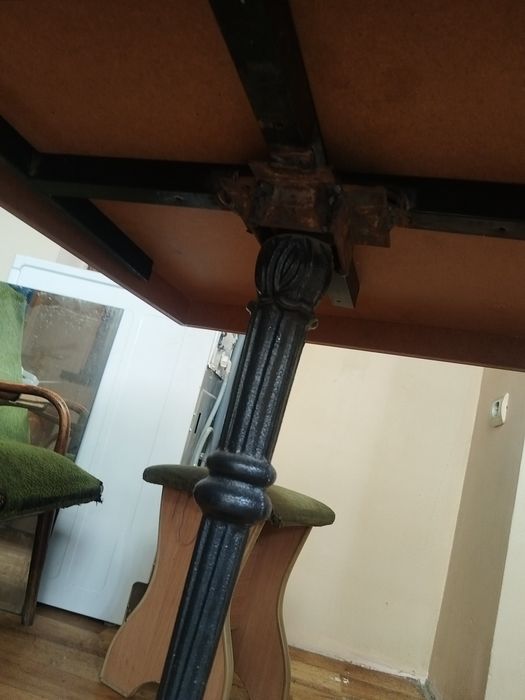 Стол на чугунной основе